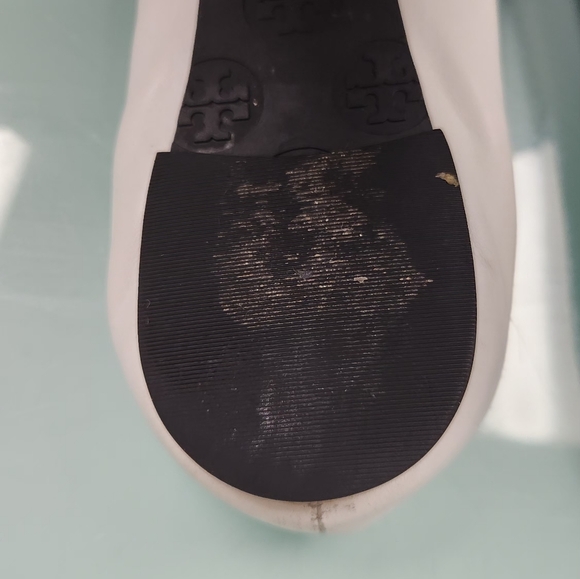 Tory Burch Black and White Flats with Gold Logo GREAT CONDITIONS - Picture 10 of 11